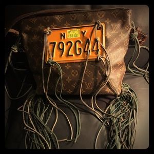 Authentic Louis Vuitton Fringed New York plate